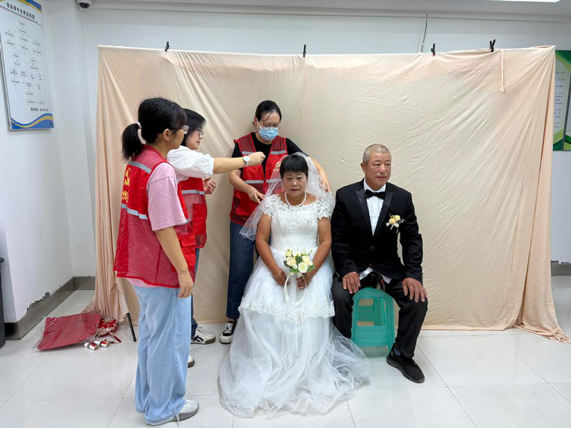 志愿者们为老人整理妆发。姚微摄