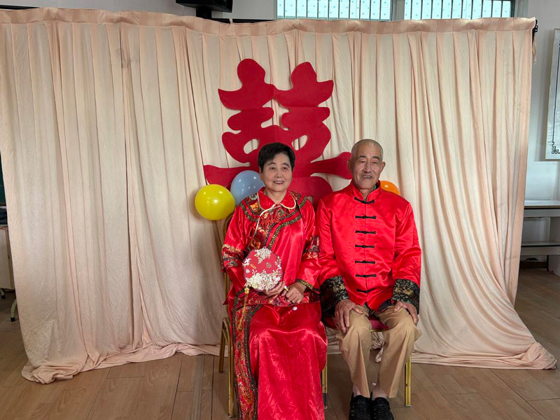 吴引模和戴妙珠老人正在拍摄。姚微摄