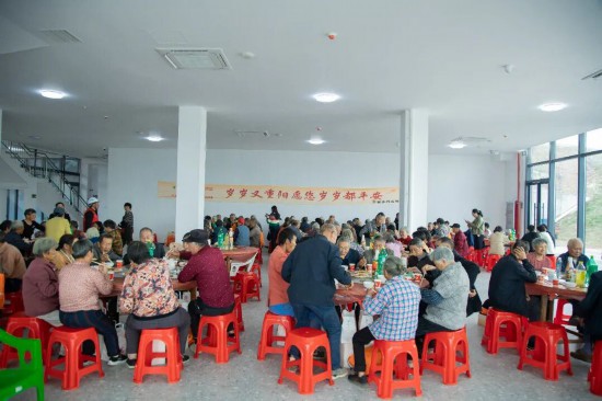老人齐聚一堂，品美味，唠家常，欢声笑语不断。