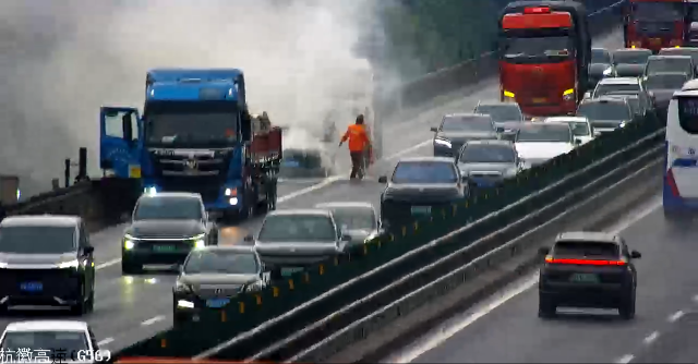 鲁H18E69先停下帮灭火，紧接着浙A9P395、浙A2K5S1等都来了