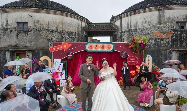 粮仓办婚礼 文明新风尚