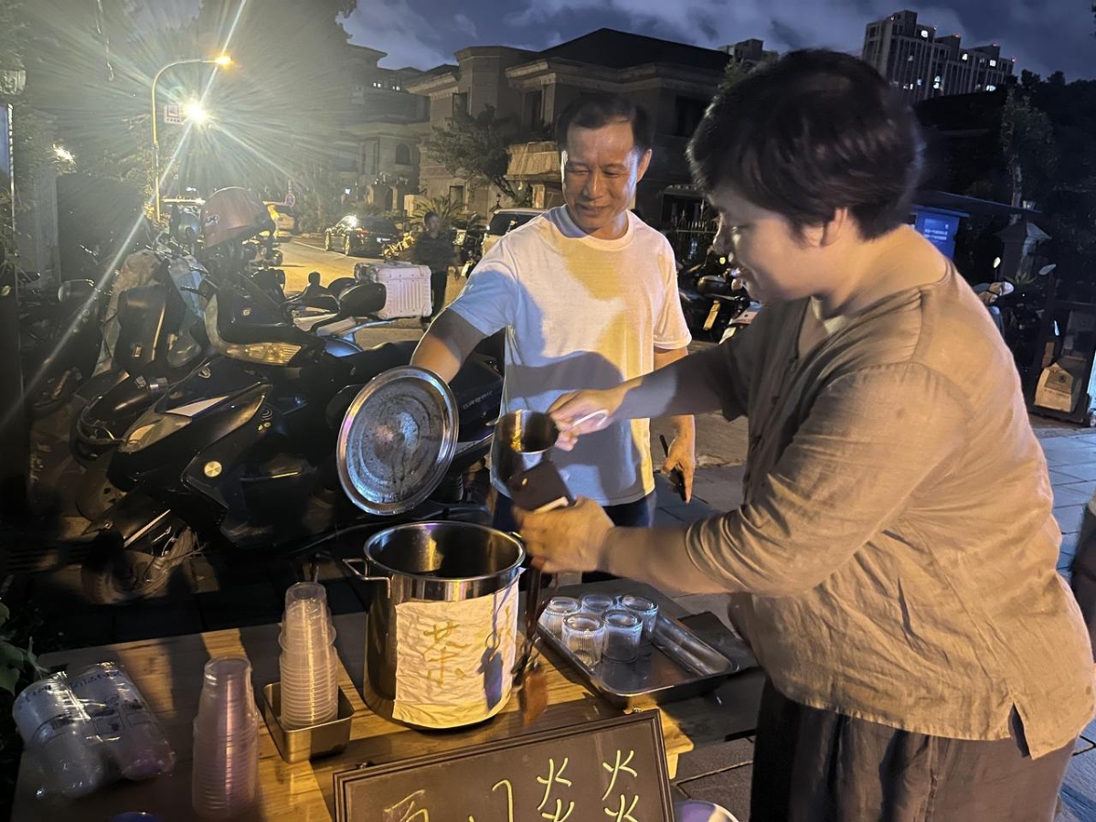 慈溪峙山公园有个“暖心茶摊”：坚守十三载，热茶暖人心