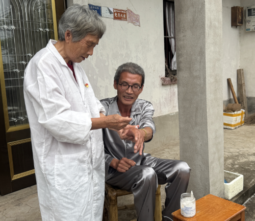 海岛上，一位乡村老医生的承诺：“只要身体允许，我一直在”