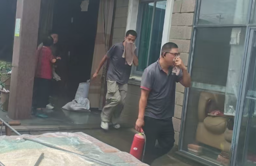 你的快递小哥又立功了！隔壁突然浓烟滚滚，四小哥合力灭火