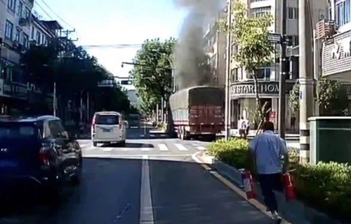 “乘客请稍等，司机正在救火”路边大货车起火，杭州公交司机相继出手