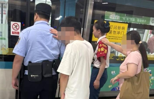 杭州地铁内两张照火出圈：无障碍出行背后的“贴心扶肩”