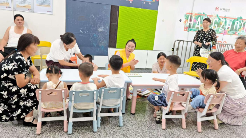 杭州华鹤街地铁站来了位“绘本姐姐”，纳凉点也就有了一处别样“故事会”