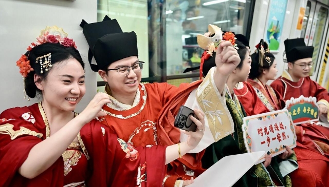 杭州15对新人坐上地铁“心动列车” 诠释简约浪漫新风尚