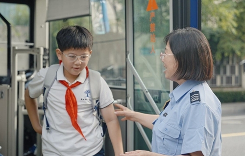 开学第一天，杭州多条“求知专线”出发，还有一份持续六年的约定