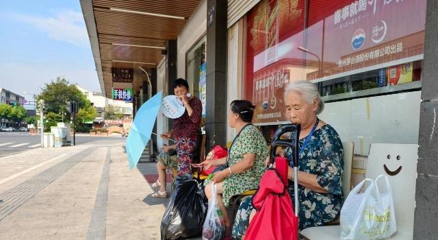 一把扫帚十把椅子，持续七年服务一群老人，一位小店老板娘的心意