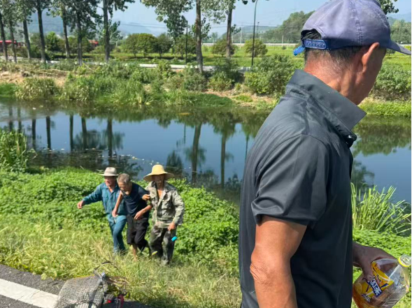 富阳春建溪有人摸螺蛳溺水 救人者是75岁老伯