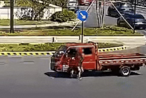 过路小伙“多看一眼”，救人一命！