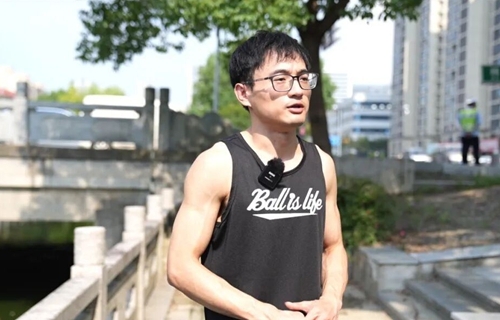 河中央托起生命！海宁体育教师获阿里公益天天正能量特别奖励