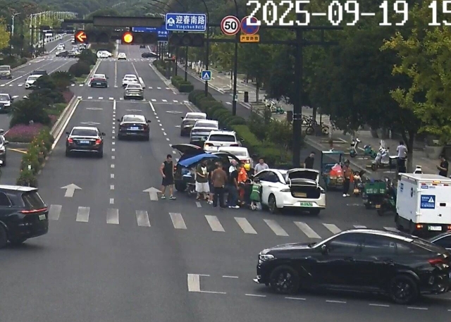 “快，抬车！”杭州街头监控拍下震撼一幕：这群人，徒手为女孩撑起生命空间