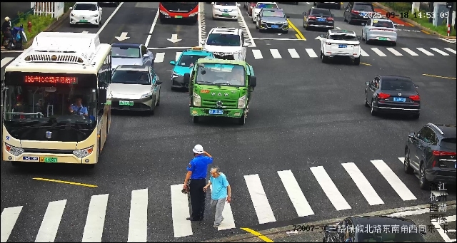 有守护有礼让，有敬礼有回礼，96岁奶奶过马路这15秒“很杭州”