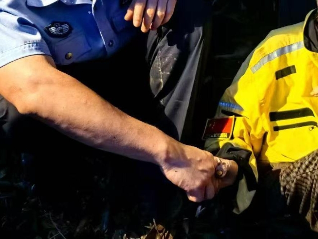 93岁老人深山走失三天两夜终平安，她紧握的那双手直接把人看哭