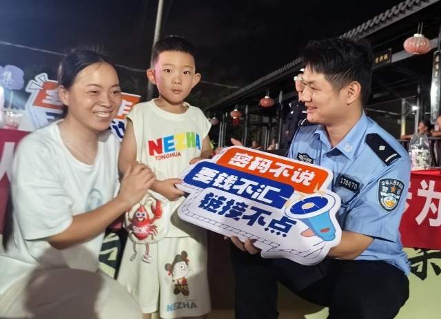 双节同庆夜，“月光下”的文明市集暖人心